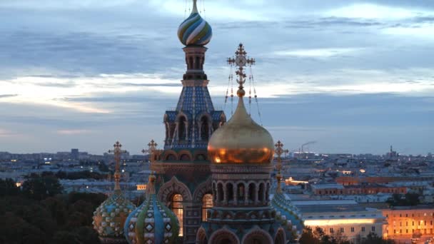 Kostel a kopule východu slunce.Staré město pohled na Petrohrad. — Stock video