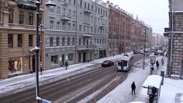 Sněhová zimní ulice se starými domy v centru města.Petrohrad Rusko Royalty Free Stock Video