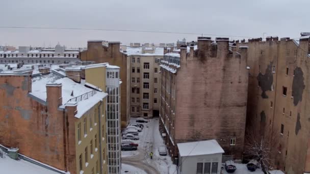 겨울에 오래된 러시아 주택. 겨울 도시의 드론 전망 비디오 클립