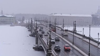 Troitsky Köprüsü üzerindeki şehir trafiği Kış Saati Saint Petersburg Rusya 
