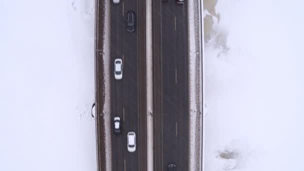 Bilar som kör kastar bron på vintern. Drönarvy. — Stockvideo