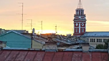 Nevsky 'nin sabah manzaralı St. Petersburg manzarası. Gündoğumunda ana caddede.