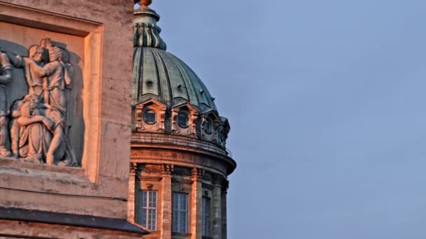 Nahaufnahme der Kuppel der Kasaner Kathedrale. Orthodoxe Kirche in St. Petersburg — Stockvideo