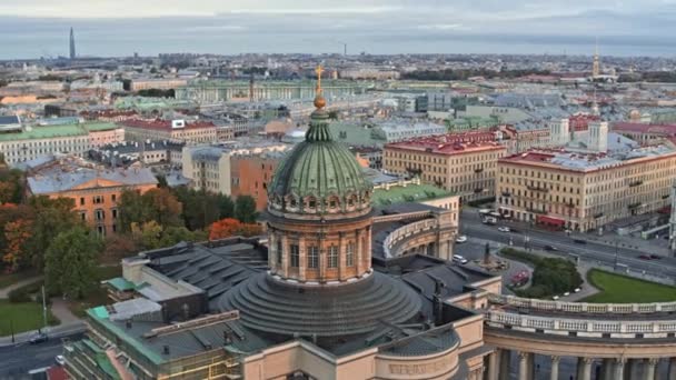Вид с беспилотника на центр Санкт-Петербурга. Купол Казанского собора — стоковое видео