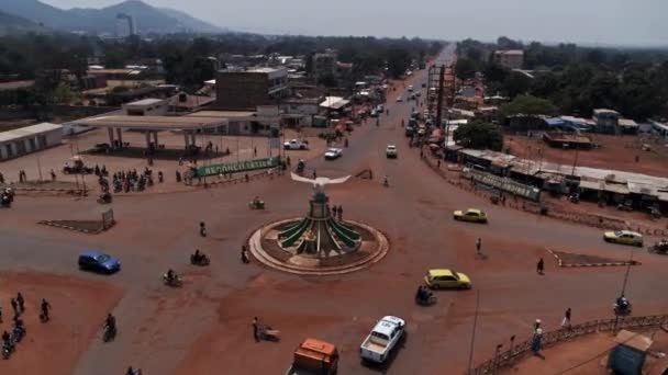 Centraal-Afrikaanse Republiek drone uitzicht op het stadsverkeer. — Stockvideo
