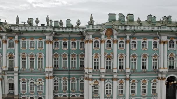 Drönare syn på fasaden av Hermitage museum med skulpturer och kolumner. — Stockvideo