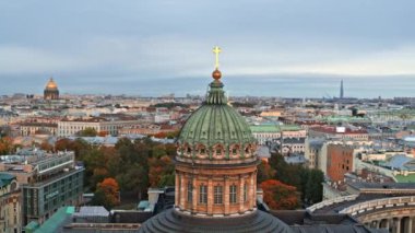 St. Petersburglu Panorama. Kazan katedralinin insansız hava aracı görüntüsü.