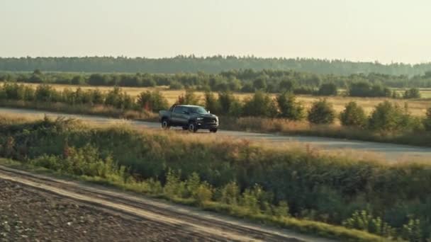 Stor pickup lastbil Dodge Ram TRX kör på en asfalterad väg. — Stockvideo