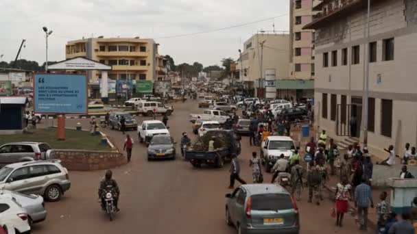 방구이 시내 중심의 주요 거리. 걷는 걸음걸이는 길을 던집니다. Bangui는 — 비디오