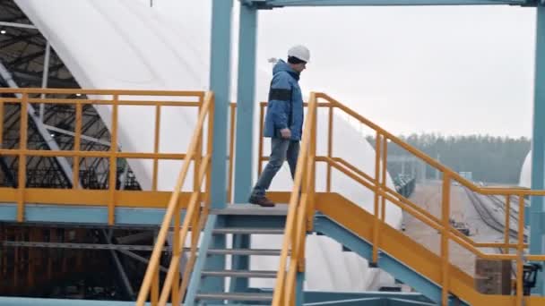 Ingeniero profesional de la industria que camina en una fabricación de construcción. — Vídeos de Stock