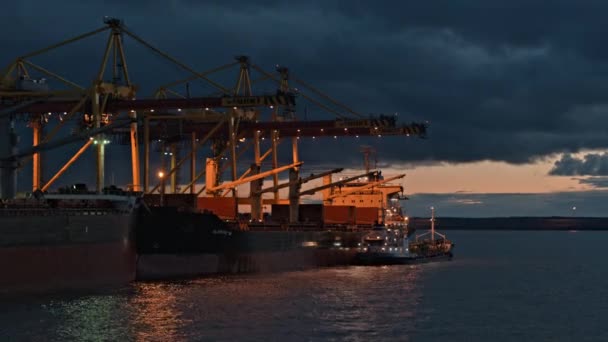 Légi Felvétel Tengeri Kikötőről Egy Daruval Megrakott Teherhajó Éjszaka Van — Stock videók