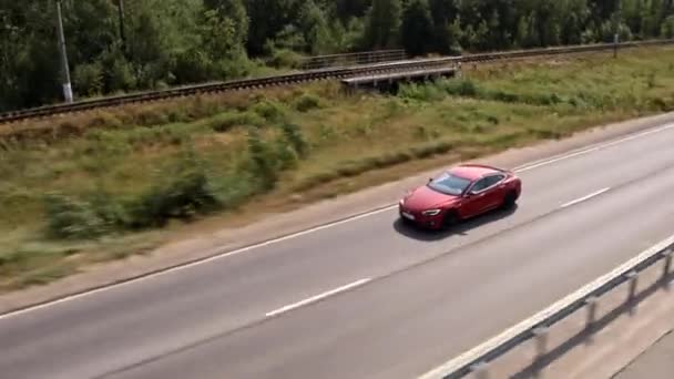 Tesla Model Rijden Snel Asfalt Weg Drone Uitzicht Elektrische Auto — Stockvideo