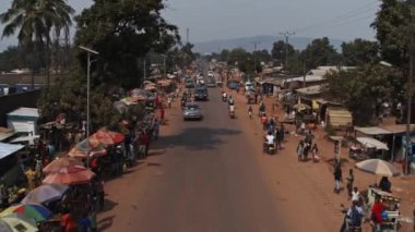 Merkez Afrika Cumhuriyeti Bangui şehrinin insansız hava aracı görüntüsü. Şehir trafiği arabalar ve motosikletlerle dolu. Yüksek kalite 4k görüntü