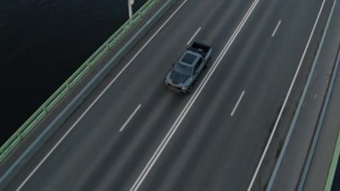 Amerikan pikap arabası Dodge Ram TRX asfalt yolda sürüyor. İnsansız hava aracı görüntüleri. Saint Petersburg Rusya 'sı. Yüksek kalite 4k görüntü