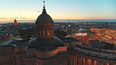 Kazan Katedrali 'ndeki hava manzarası. Saint Petersburg şehir merkezindeki tarihi bina. Gece vakti. Yüksek kalite 4k görüntü