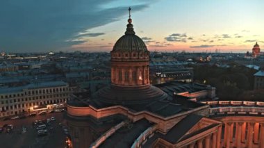 Saint Petersburg şehir merkezindeki Kazan Katedrali 'nin gece görüşü. Nevsky çaylak. Yüksek kalite 4k görüntü