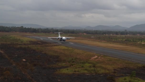 Luchtfoto Van Landing Van Het Vliegtuig Militair Transportvliegtuig Hoge Kwaliteit — Stockvideo