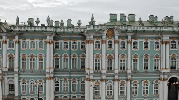 Drone Vista Fachada Del Museo Del Hermitage Con Esculturas Columnas — Vídeos de Stock