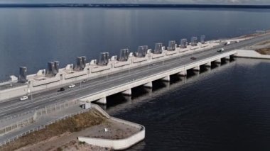 Saint-Petersburg 'daki çevre yolu ve baraj manzarası. Yüksek kalite 4k görüntü