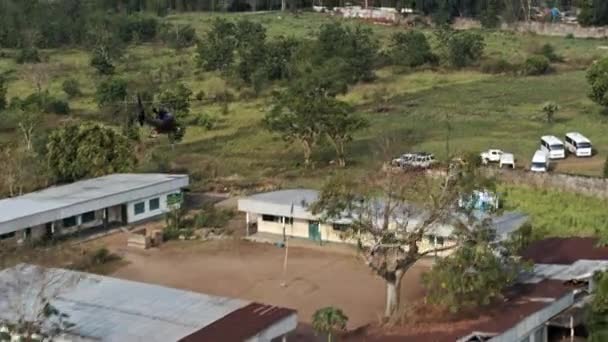 Στρατιωτικό Ελικόπτερο Απογειώνεται Στην Αφρική Θέα Drone Υψηλής Ποιότητας Πλάνα — Αρχείο Βίντεο