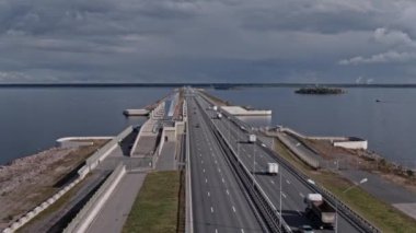 Saint-Petersburg 'daki çevre yolu ve baraj manzarası. Yüksek kalite 4k görüntü