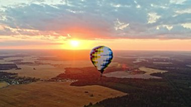 Hava Balonu 'nun günbatımında hava aracı görüntüsü. Yüksek kalite 4k görüntü