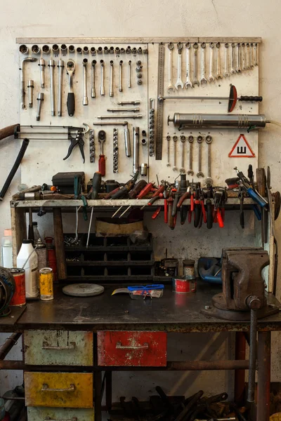 Muchas herramientas sucias en la mesa y el tablero de instrumentos — Foto de Stock