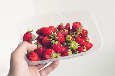 erkek al kırmızı çilek ile el plastik tabak