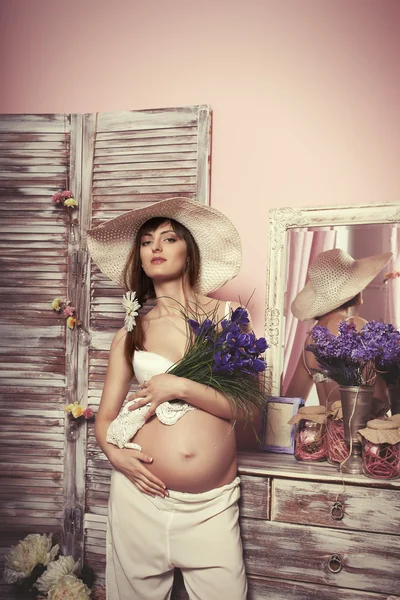 Piękne dziewczyny w ciąży w wnętrza — Zdjęcie stockowe