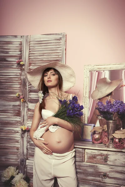 Belle fille enceinte à l'intérieur — Photo