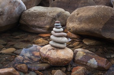 Piramit arka plan deniz büyük taşlar ve su üzerinde taş