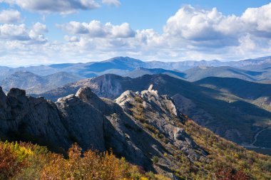 Sarı ve yeşil ağaçlar karşı dağlar, yatay ve 