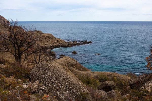 Paisaje marino con acantilados rocosos — Foto de Stock