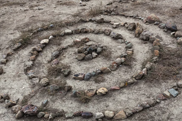 Piedras colocadas sobre la arena en una espiral como un ritual —  Fotos de Stock