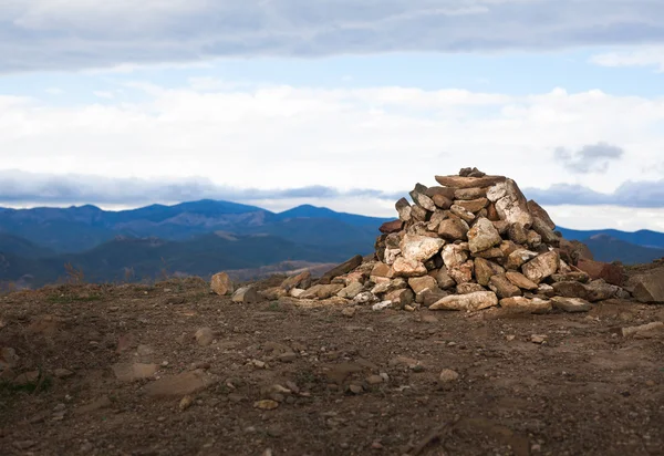 Pyramid av stenar på ett stort berg i bakgrunden — Stockfoto