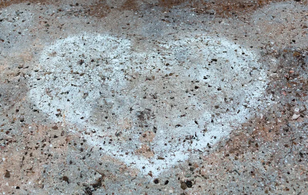 Zarejestruj się jako serce rysowane kredą na kamieniu — Zdjęcie stockowe