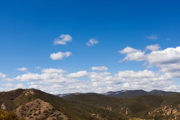 空の背景に緑の山ピーク — ストック写真