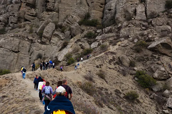 一群游客爬到山上 — 图库照片