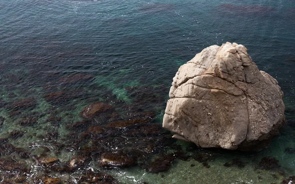 透明な海の水で大きな石 — ストック写真