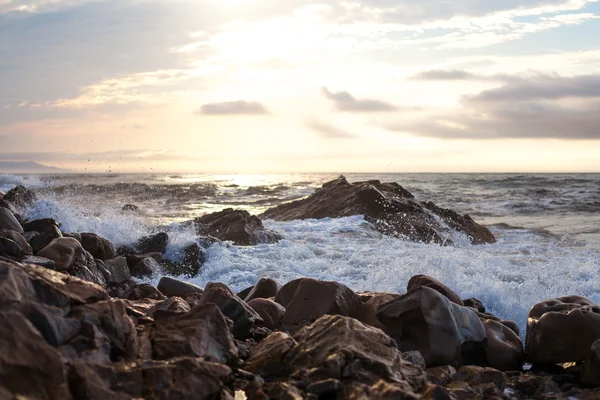 Ostřejších kámen v moři či oceánu vlny pěny — Stock fotografie