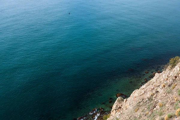 海の波洗う黄色小石 — ストック写真