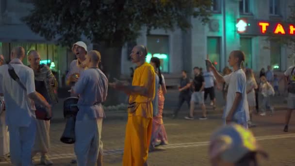 Kharkov, Ukraina Augusti 2021 Hare Krishna anhängare spelar musikinstrument, dansar och sjunger huvudstadsgatan på natten — Stockvideo