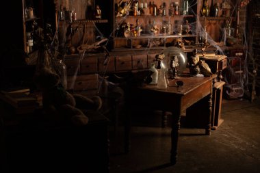 Cadılar Bayramı arkaplan rafları simya aletleriyle Kafatası örümcek ağı şişesi zehirli mumlarla cadıların çalışma odası