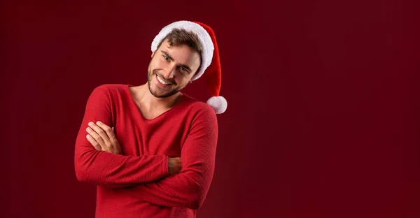 Jovem Cara Caucasiano Bonito Camisola Vermelha Chapéus Papai Noel Fica — Fotografia de Stock