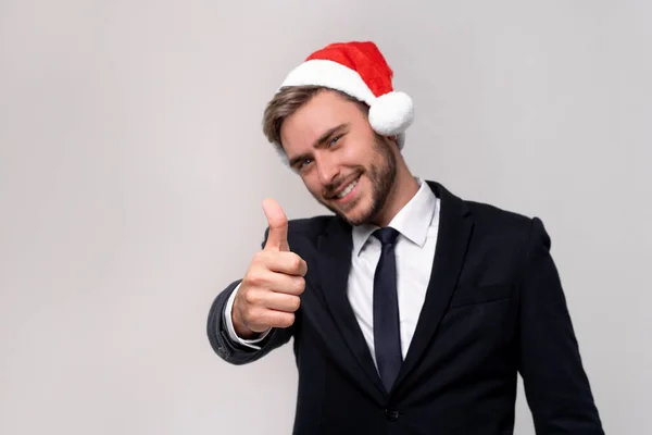 Jovem Caucasiano Bonito Terno Negócios Chapéus Papai Noel Fundo Branco — Fotografia de Stock