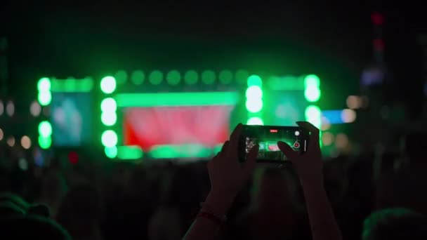 Fans spelar in videor på smartphones. Modern teknik Musikaliskt koncept — Stockvideo