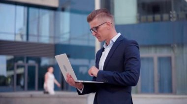 İş için. İşadamı Laptop Kullanıyor