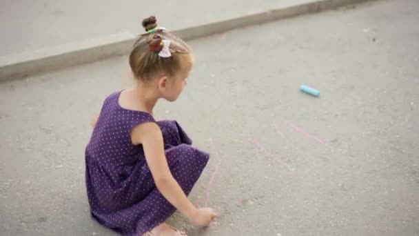 Gyermek rajz kréta aszfalt út Nyári nap — Stock videók