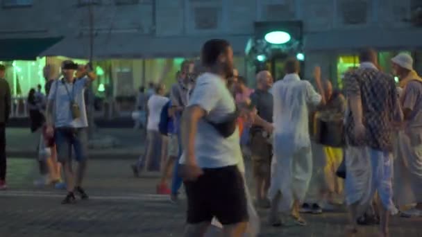 Kharkov, Ucrania Agosto 2021 Los devotos de Hare Krishna tocan instrumentos musicales, bailan y cantan la calle principal de la ciudad por la noche — Vídeos de Stock