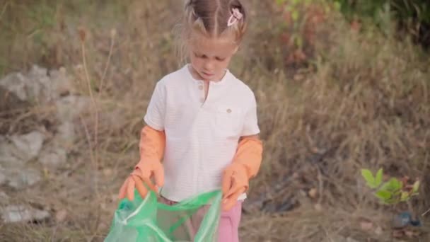 Malá Dívka Pomáhá Matka Sbírá Plastové Odpadky Přírodě Zachránit Životní — Stock video